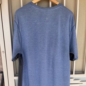 Men’s Lululemon Metal Vent Tech Surge Athletic Tee.  Side slimming contour